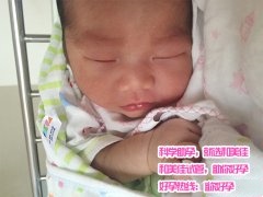 虽年过花甲，宝宝的降临却让他宛如新生